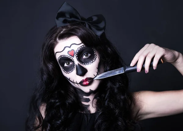 Vrouw Met Halloween Schedel Make Snijden Haar Gezicht Met Mes — Stockfoto