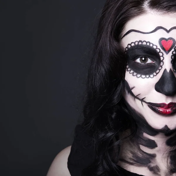 Close Portret Van Vrouw Met Halloween Schedel Make Grijze Achtergrond — Stockfoto