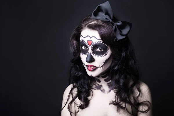Close Retrato Mulher Bonita Com Criativo Halloween Crânio Compõem Espaço — Fotografia de Stock