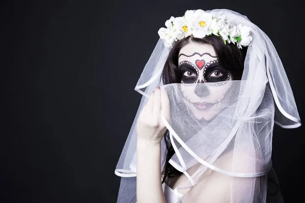 ハロウィーンのコンセプト 創造的な砂糖の頭蓋骨を持つ女性の花嫁は 黒の背景にブライダルベールを構成します — ストック写真