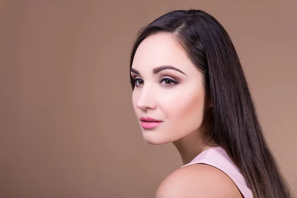 Beleza Feminina Natural Retrato Jovem Bela Mulher Sobre Fundo Bege — Fotografia de Stock