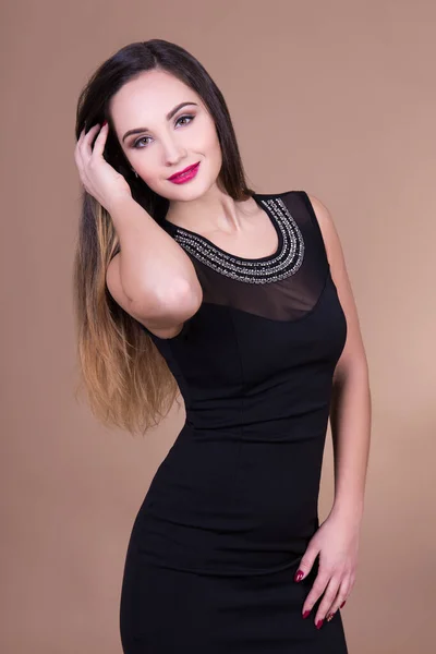 Junge Schöne Sexy Frau Schwarzen Kleid Posiert Auf Beigem Hintergrund — Stockfoto