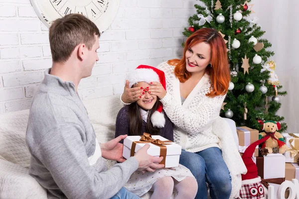 Föräldrar Överraska Sin Dotter Med Julklapp — Stockfoto