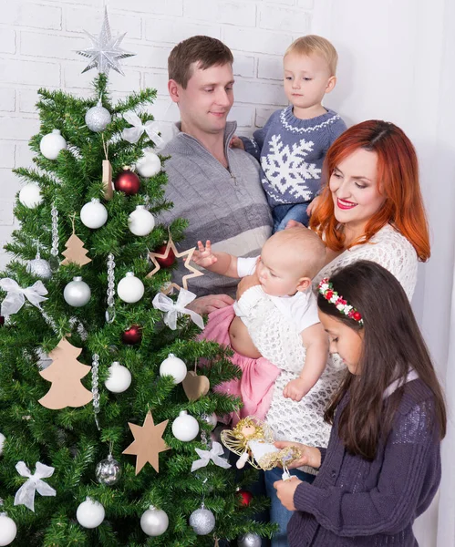 거실에서 크리스마스 장식하는 가족들 — 스톡 사진