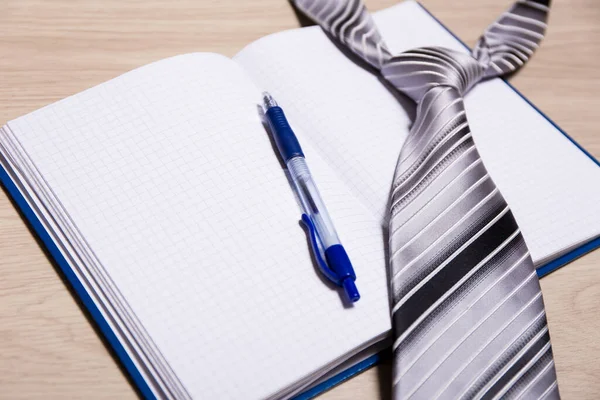 商业概念 笔记本 钢笔和领带放在桌上 — 图库照片