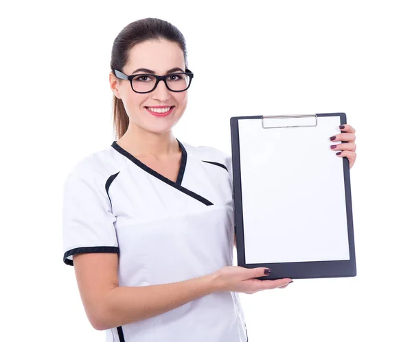 Jovem Mulher Bonita Médico Mostrando Prancheta Com Papel Branco Isolado — Fotografia de Stock