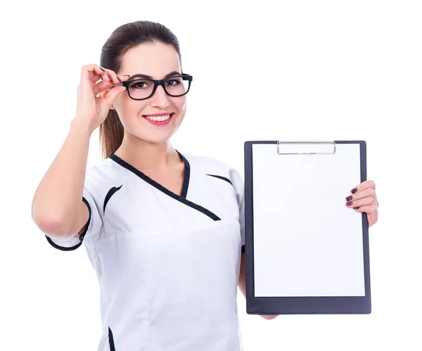 Jovem Mulher Bonita Médico Enfermeira Mostrando Prancheta Com Papel Branco — Fotografia de Stock