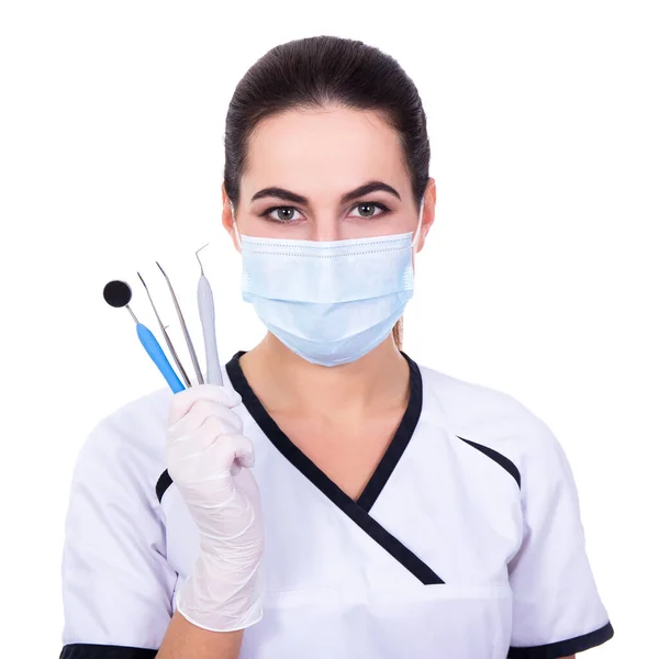 白い背景に孤立した道具を持つマスクの歯科医の女性 — ストック写真