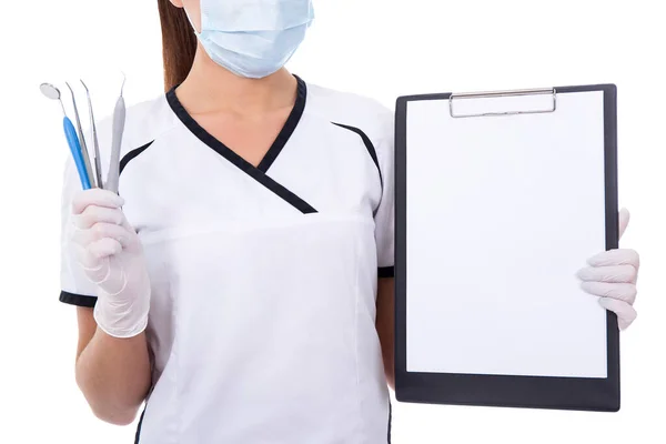 戴口罩 手持工具和剪贴板的牙科医生妇女近视 用空白纸隔离 白色背景 — 图库照片