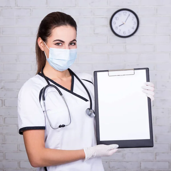 Retrato Médico Mulher Máscara Segurando Prancheta Com Papel Branco Escritório — Fotografia de Stock