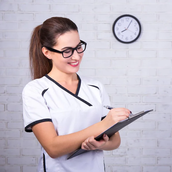 Portrait Jeune Belle Femme Médecin Écrit Quelque Chose Sur Presse — Photo