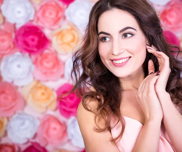 Close Portrait Young Beautiful Happy Woman Dreaming Background Colorful Flowers — Stock Photo, Image