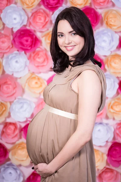Sonriente Embarazada Posando Sobre Papel Flores Fondo —  Fotos de Stock