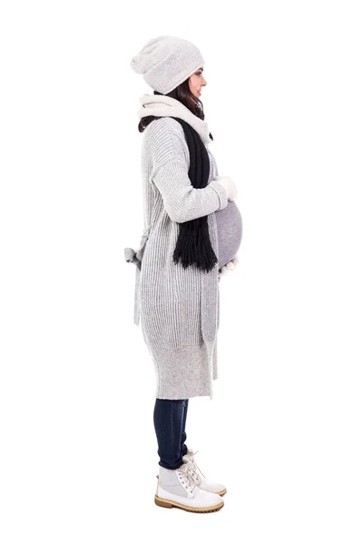 穿着冬衣 背景为白色的年轻孕妇的侧视图 — 图库照片