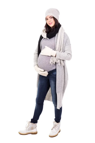 全长的美丽孕妇画像 穿着温暖的冬衣 背景为白色 — 图库照片
