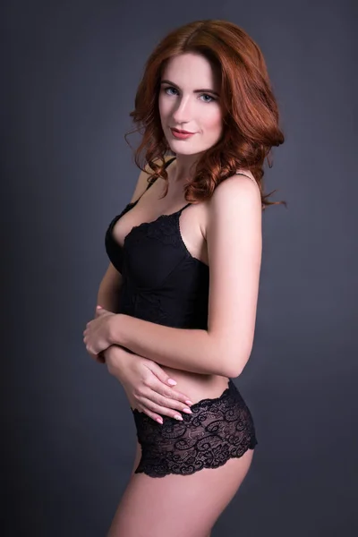 Mooie Sexy Vrouw Met Rood Haar Zwart Kant Lingerie Grijze — Stockfoto