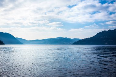 İtalya 'daki dağların ve Como Gölü manzarasının güzel akşam manzarası
