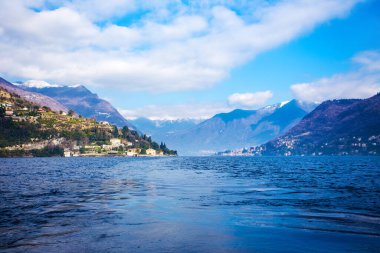 Güzel İtalya manzarası - mavi gökyüzü, dağlar ve Como Gölü