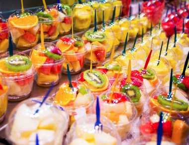 Pazarda taze meyve salatasıyla bardakları kapatın.