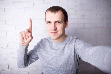 Mutlu adam kendi fotoğrafını çekiyor ya da blogu için yeni video kaydediyor.