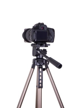 beyaz arkaplanda izole edilmiş tripodda boş ekran ile modern dslr kamera