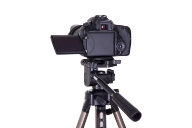fotoğraf ve video konsepti - beyaz arkaplanda izole edilmiş üç ayaklı boş ekran ile modern dslr kamera