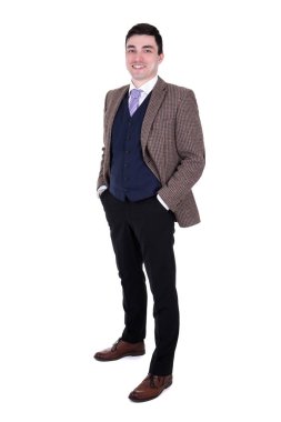 Beyaz arka planda soyutlanmış genç yakışıklı iş adamının tam boy portresi.