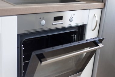 Modern mutfağın kapısı açık elektrikli ocağı kapatın.