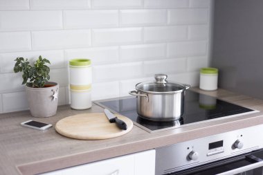 Yemek pişirme konsepti - mutfak masasını modern ekipmanlarla kapatın