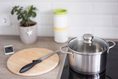 Yemek pişirme konsepti - modern ekipmanlı mutfak masası ve tencereli elektrikli soba