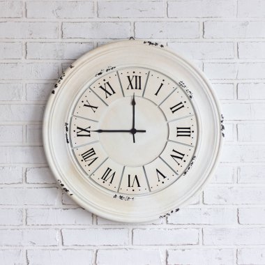 Beyaz tuğla duvardaki antika saati kapat