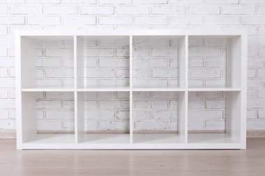 modern ahşap raf beyaz tuğla duvar zemininin üstünde