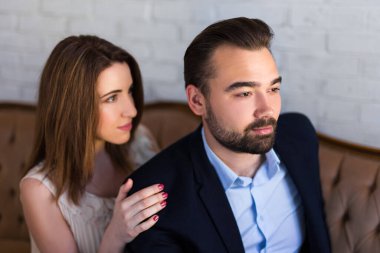 İlişki konsepti - genç ve güzel bir çiftin portresi