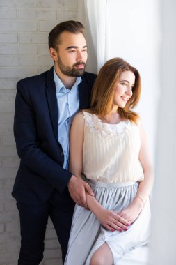 Pencereden bakan mutlu genç çift