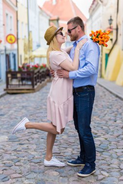 Aşk, flört ve ilişki kavramı - şehirde kucaklaşan genç mutlu çift