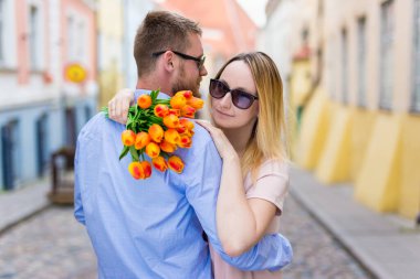 Aşk, flört ve ilişki kavramı - çiçeklere aşık genç bir çift