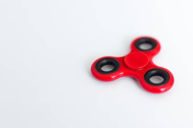 Popüler oyuncak döndürücü ve beyaz masa arkaplanı üzerine boşluk kopyala