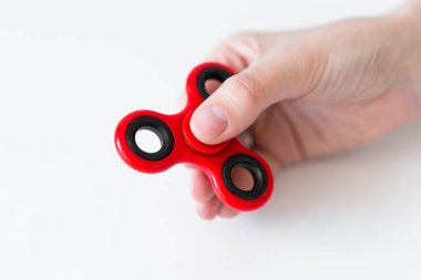 Kadın eli beyazın üzerinde kıpır kıpır döner.