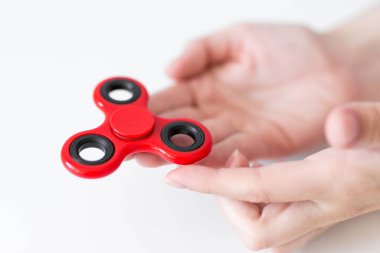 Kıpır kıpır dönen kolları kapatın. Kadın elleri beyaz arka planda.