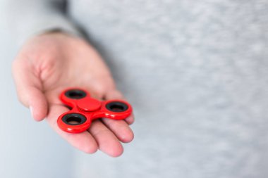 Erkek ya da erkek elinde kırmızı bir fırıldak tutuyor.