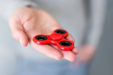 Erkek eli ile hareketli fırıldağı kapat.