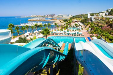 Yaz tatili konsepti. Sahildeki slaytların tepesinden güzel bir manzara.