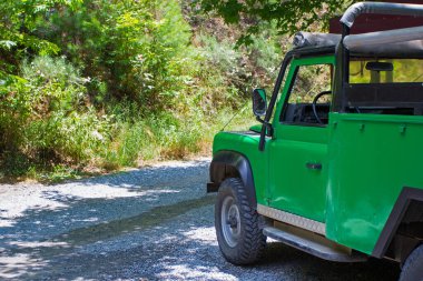 seyahat, aktivite ve tatil konsepti - ormanda safari arabası