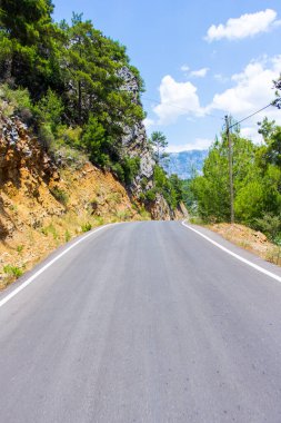 seyahat arkaplanı - dağlardaki asfalt orman yolu