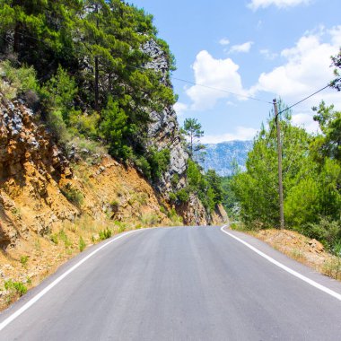 seyahat arkaplanı - dağlar ve orman arasında asfalt yol