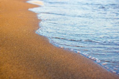 Yaz konsepti - gün batımında kumu olan kumlu kumsal