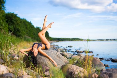 Rocky Sahili 'nde poz veren mayolu güzel bir manken.