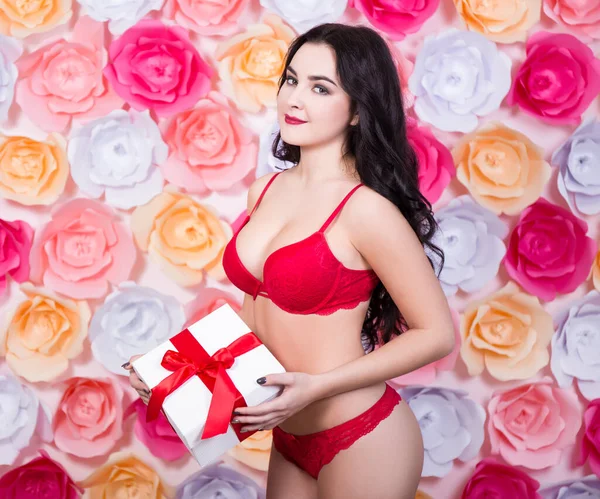 Sexy Jovem Mulher Bonita Lingerie Vermelha Com Caixa Presente Sobre — Fotografia de Stock