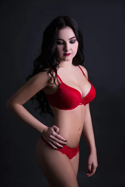 Sexy Junge Schöne Frau Roten Spitzenunterwäsche Über Schwarzem Hintergrund — Stockfoto