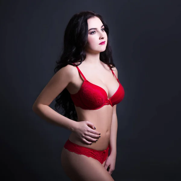 Szexi Fiatal Gyönyörű Piros Csipke Fehérnemű Pózol Fekete Háttér — Stock Fotó